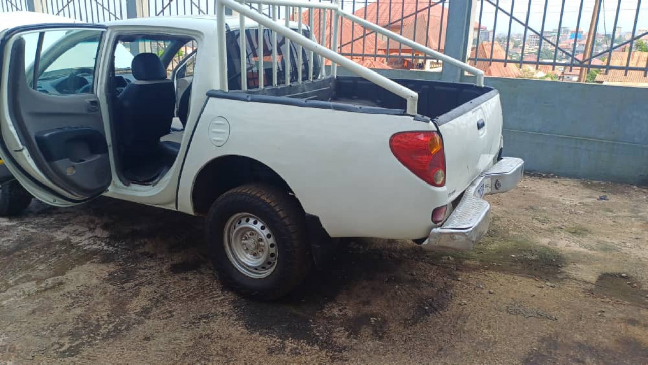 MITSUBISHI L 200, Voitures, Conakry