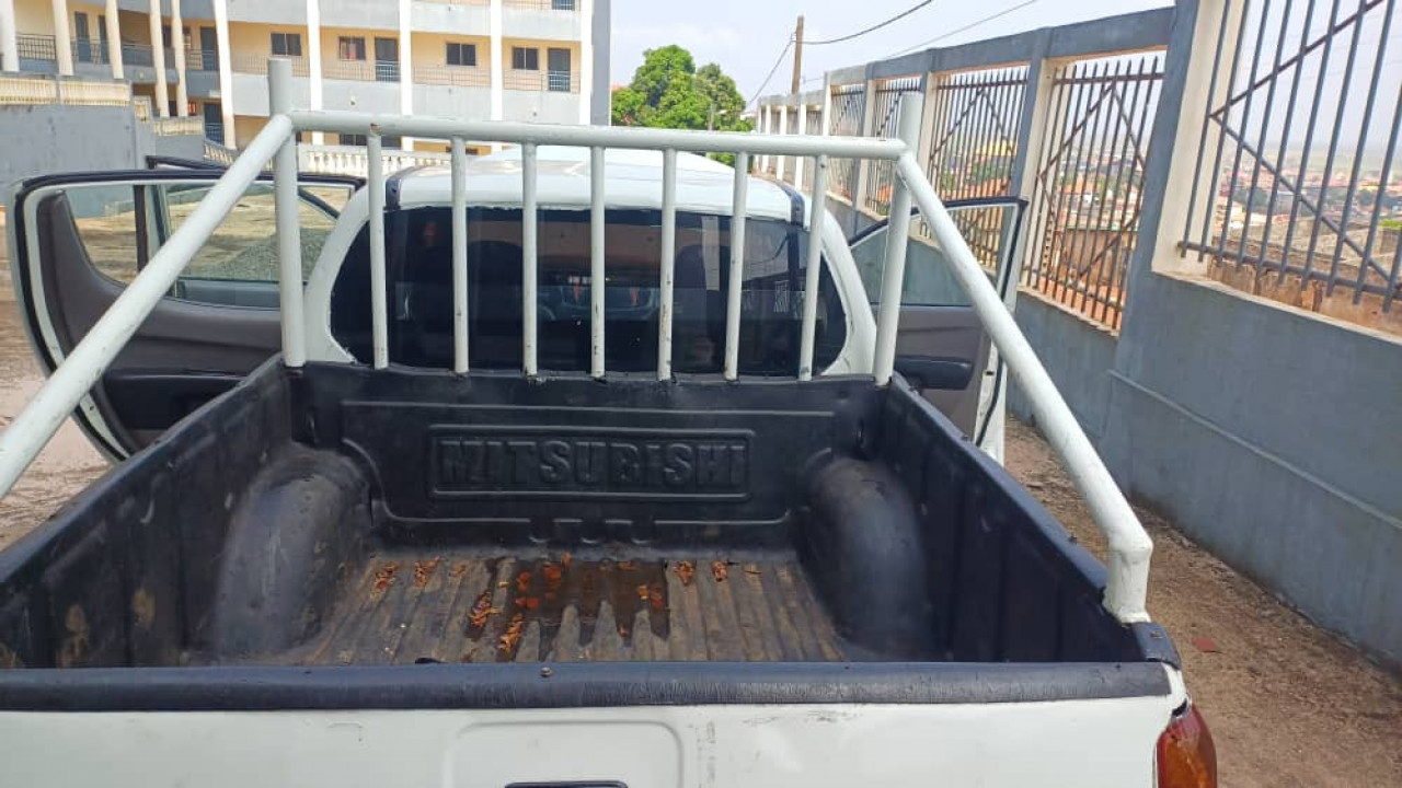 MITSUBISHI L 200, Voitures, Conakry