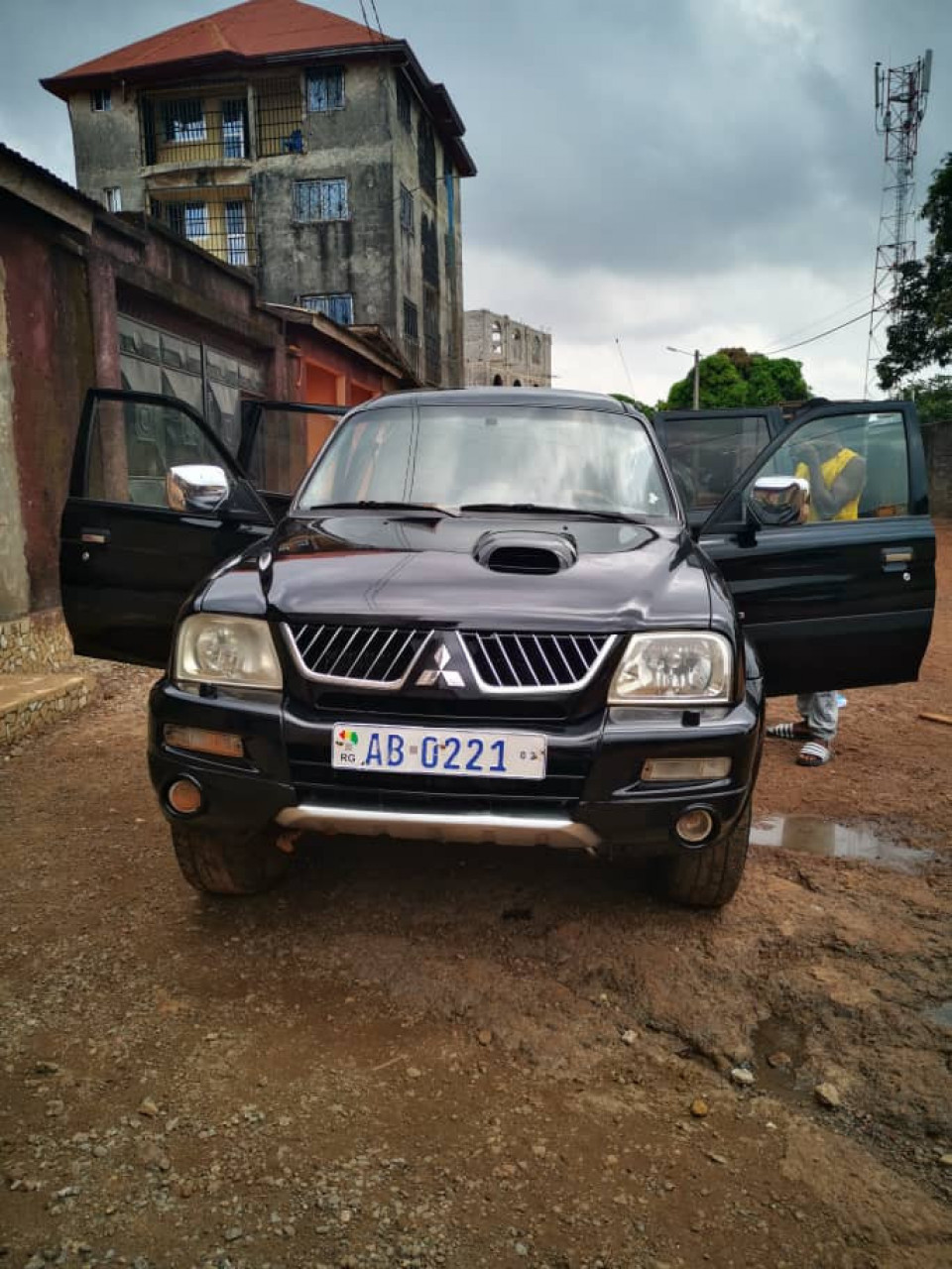 MITSUBISHI L 200, Voitures, Conakry