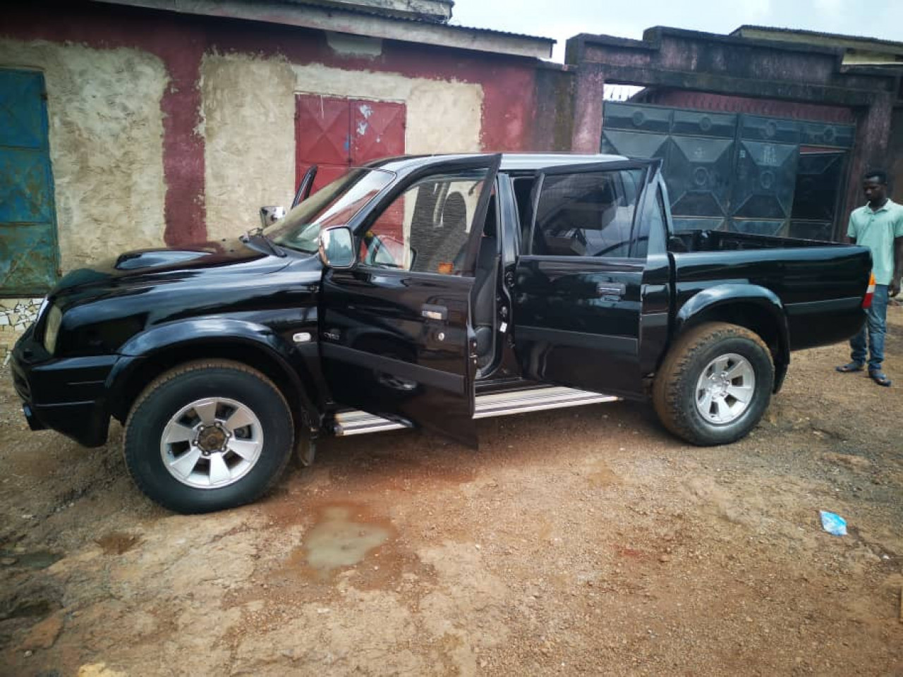 MITSUBISHI L 200, Voitures, Conakry