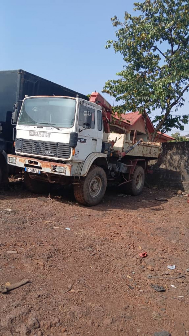 CAMION SIX ROUES RENAULT, Camions - Autobus, Conakry