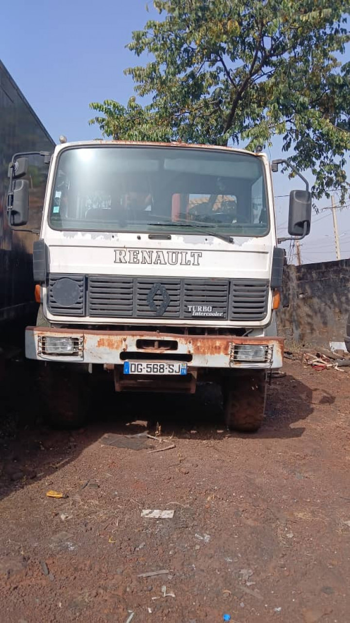 CAMION SIX ROUES RENAULT, Camions - Autobus, Conakry