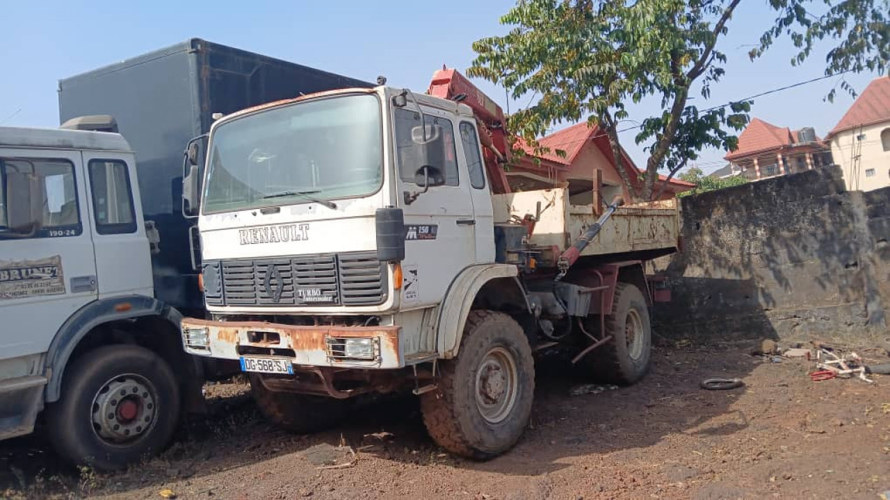 CAMION SIX ROUES RENAULT, Camions - Autobus, Conakry