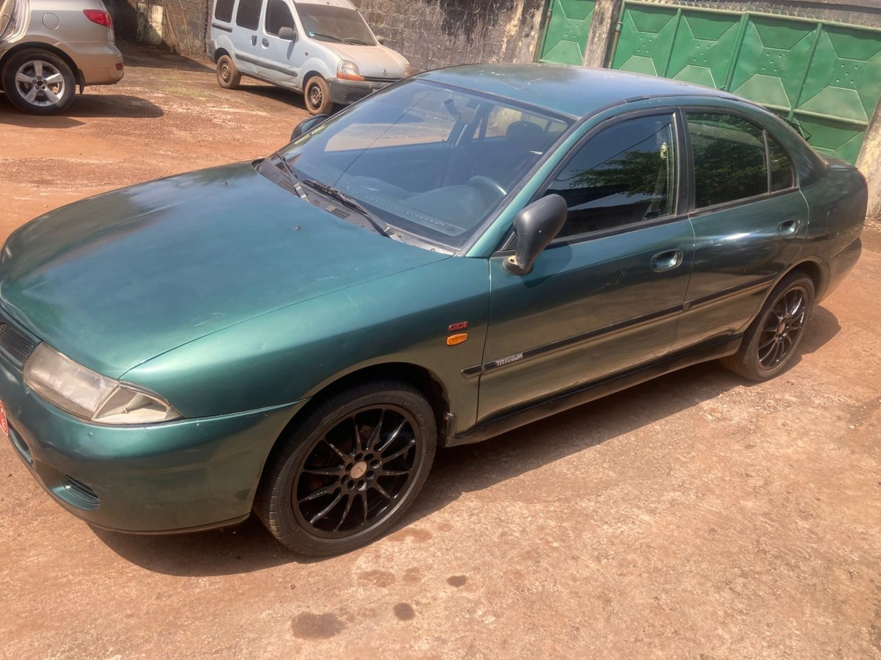 MITSUBISHI CARISMA ESSENCE AUTOMATIQUE CLIMATISÉE, Voitures, Conakry