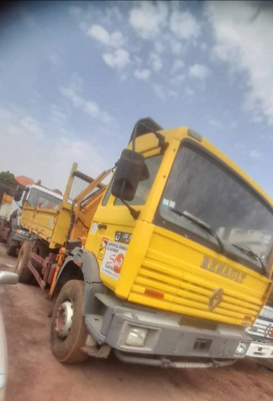 RENAULT GRUE ET BENNE, Camions - Autobus, Conakry