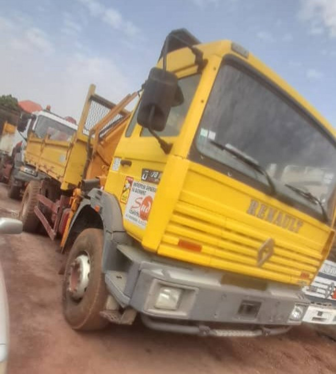 RENAULT GRUE ET BENNE, Camions - Autobus, Conakry