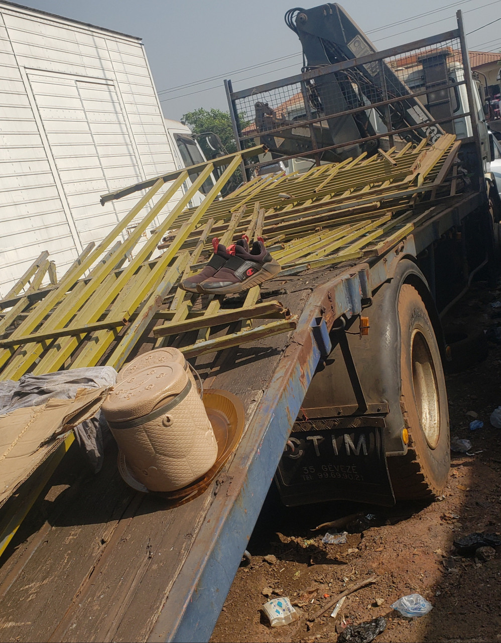 RENAULT GRUE RIDELLES, Camions - Autobus, Conakry