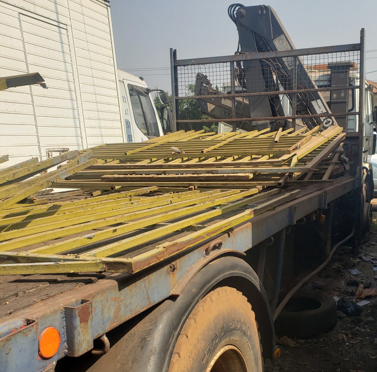 RENAULT GRUE RIDELLES, Camions - Autobus, Conakry