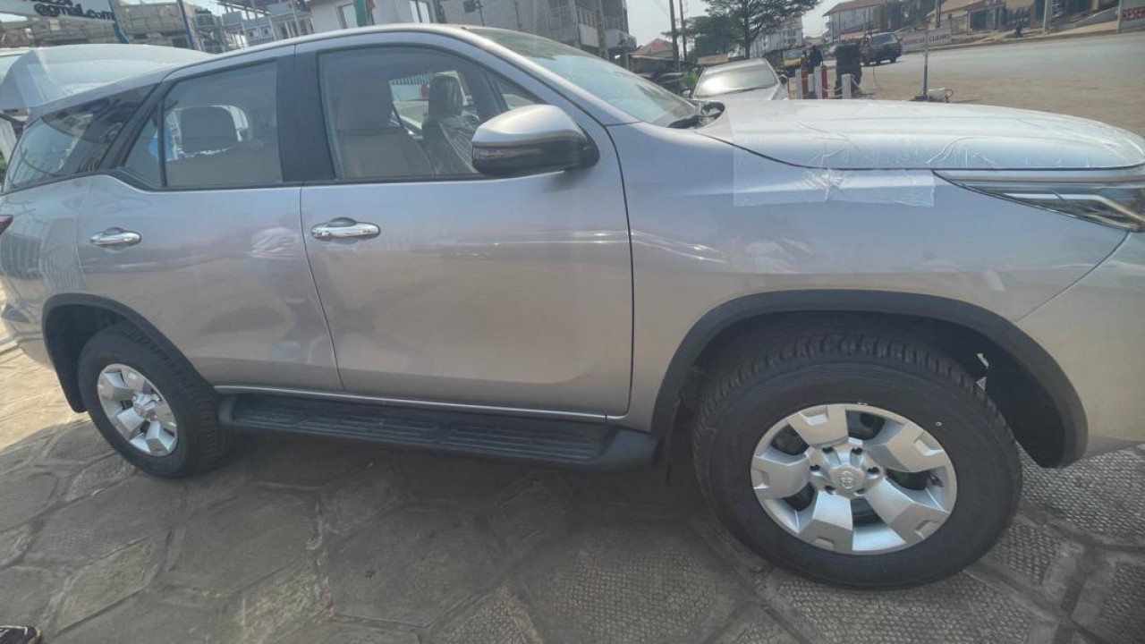 TOYOTA FORTUNER 2023 SORTIE D'USINE, Voitures, Conakry