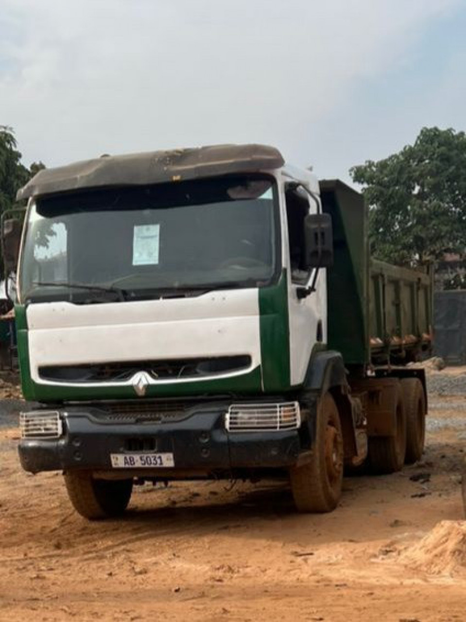 CAMIONS IVECO EUROTRAKKER, Camions - Autobus, Conakry