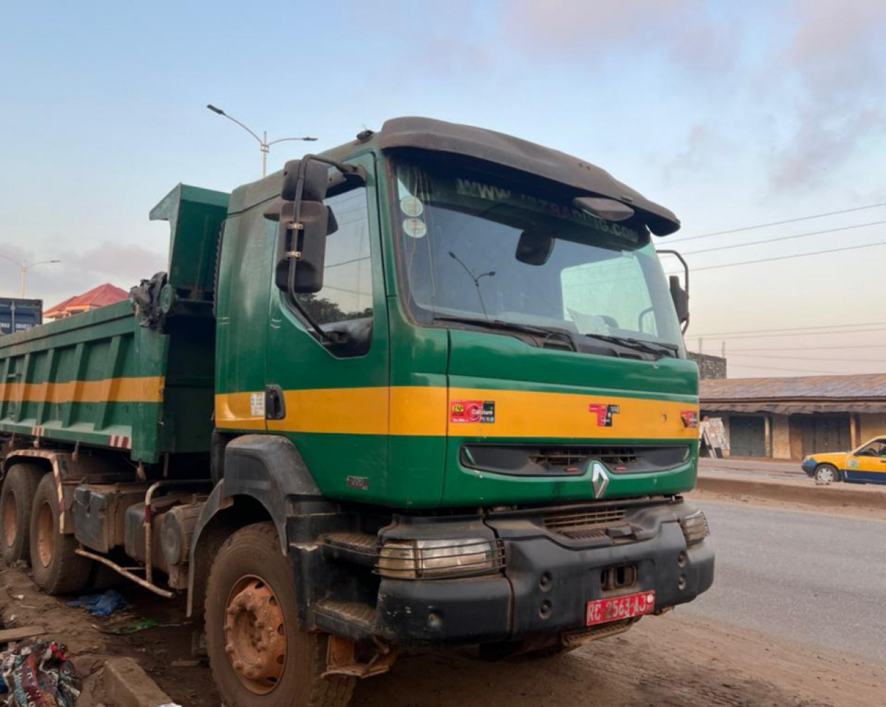 RENAULT KERAX BENNE 10 ROUES, Camions - Autobus, Conakry