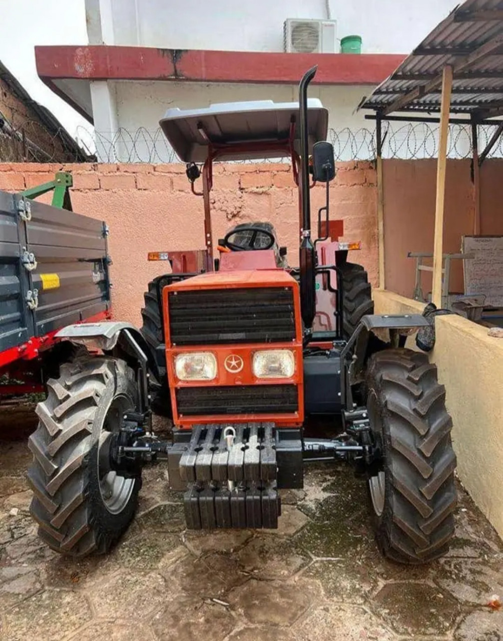 TRACTEUR AGRICOLE, Camions - Autobus, Conakry