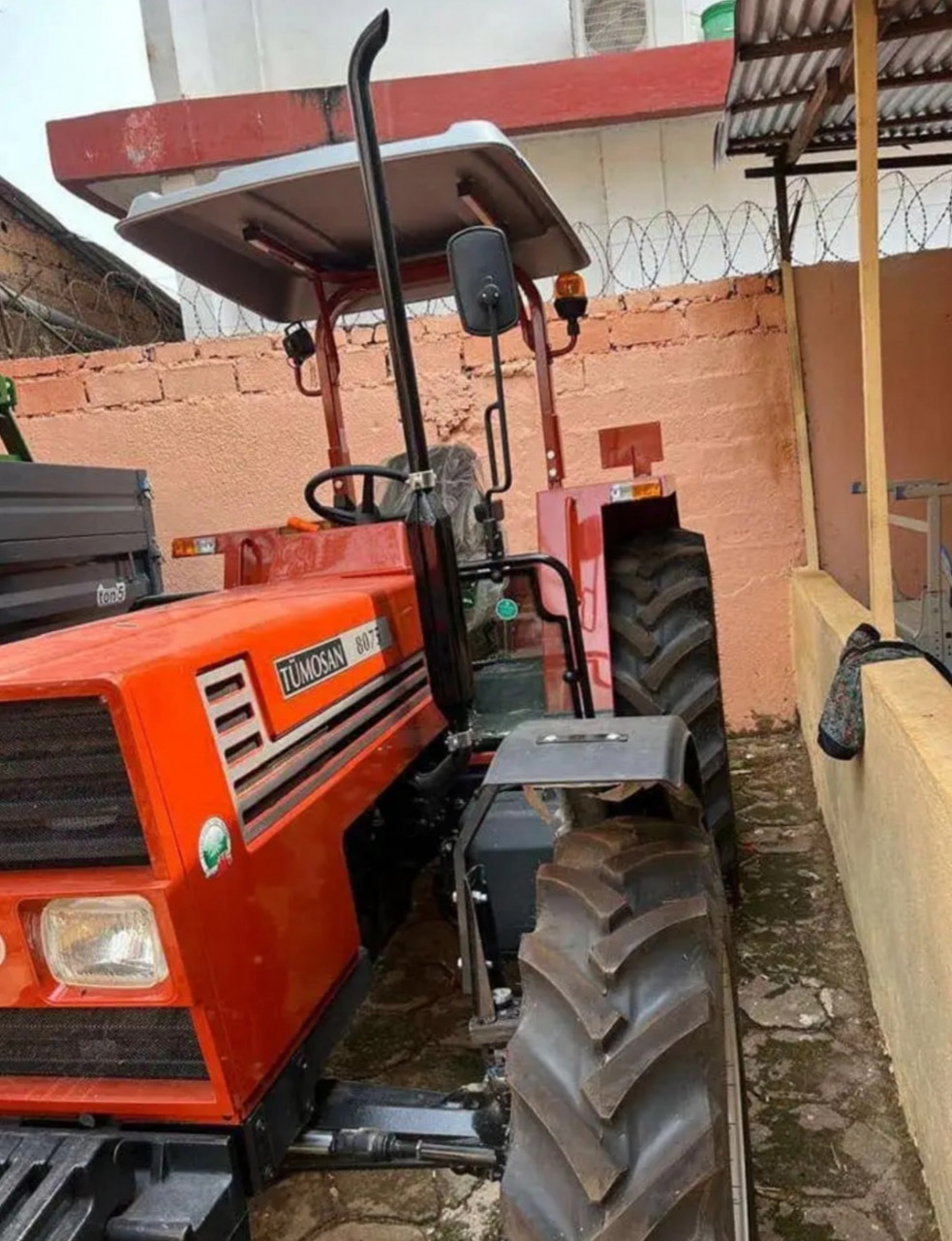 TRACTEUR AGRICOLE, Camions - Autobus, Conakry