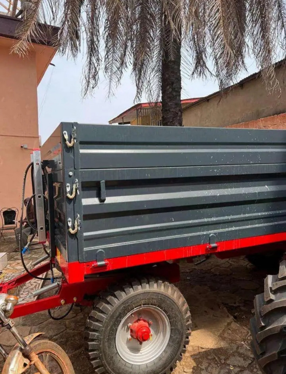 TRACTEUR AGRICOLE, Camions - Autobus, Conakry