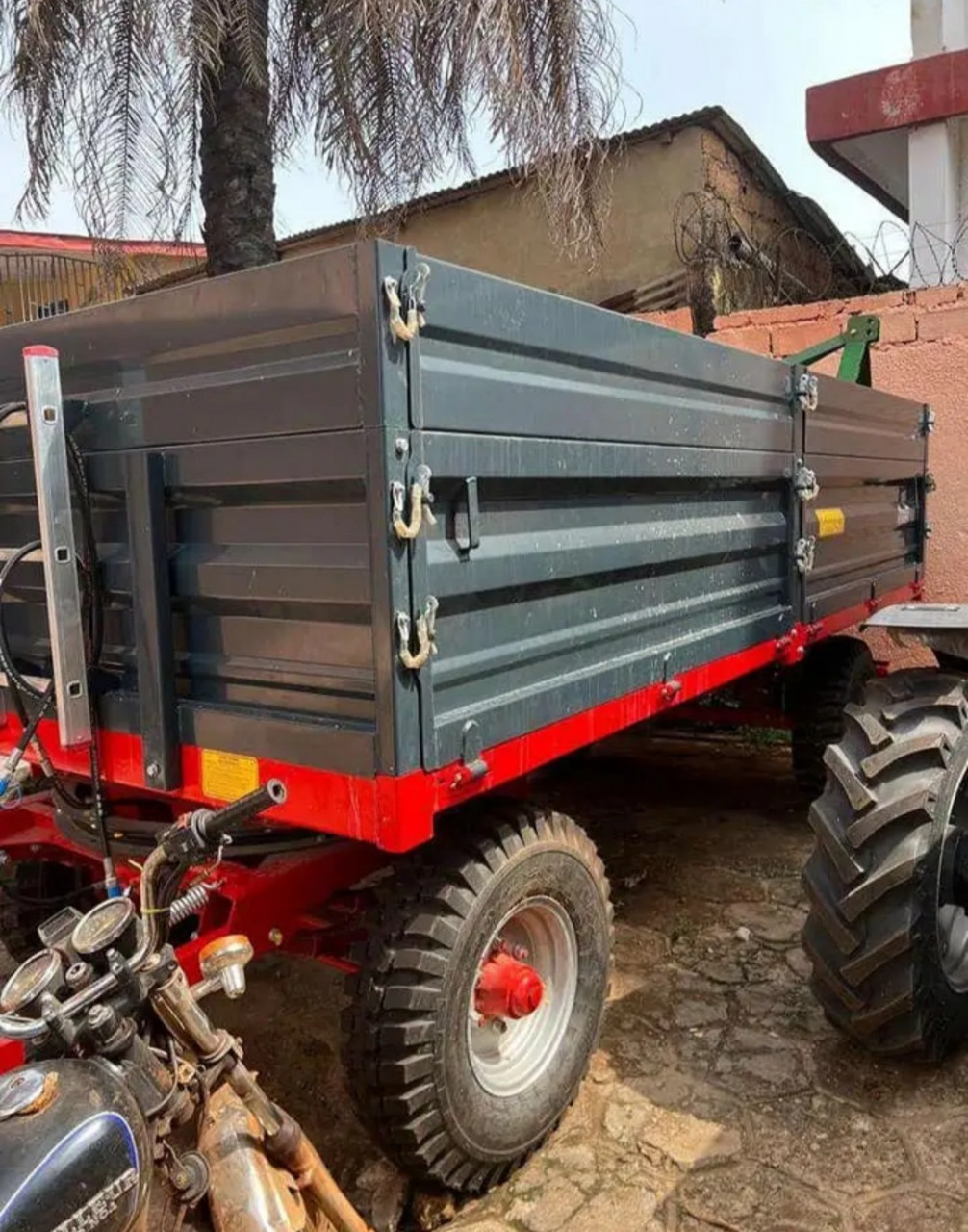 TRACTEUR AGRICOLE, Camions - Autobus, Conakry