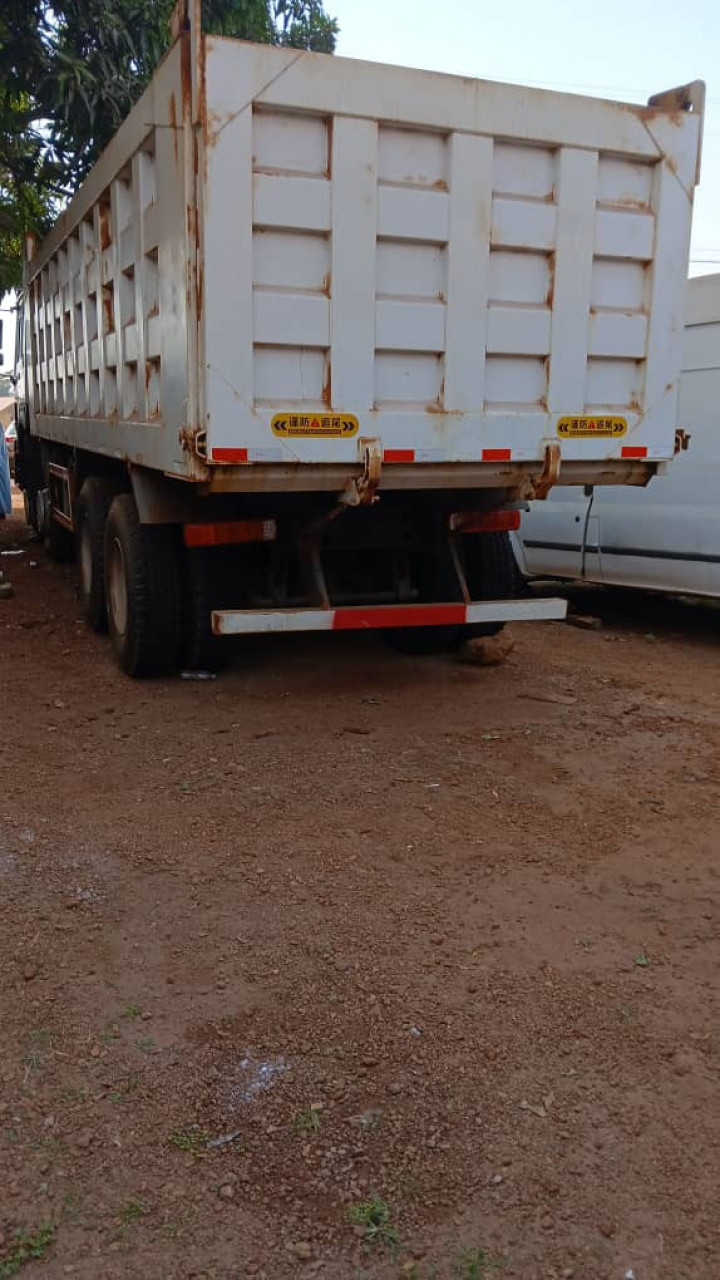 CAMIONS HOWO BENNE 12 ROUES, Camions - Autobus, Conakry