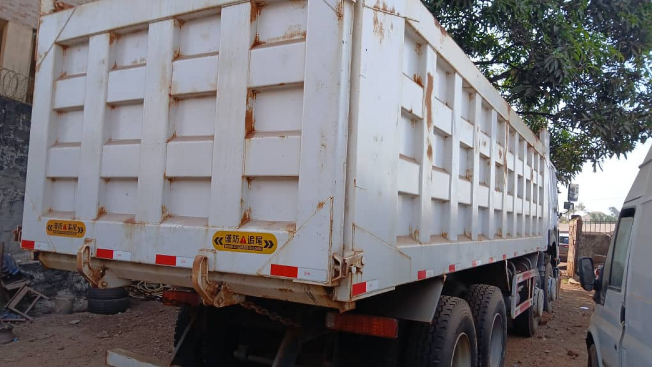 CAMIONS HOWO BENNE 12 ROUES, Camions - Autobus, Conakry