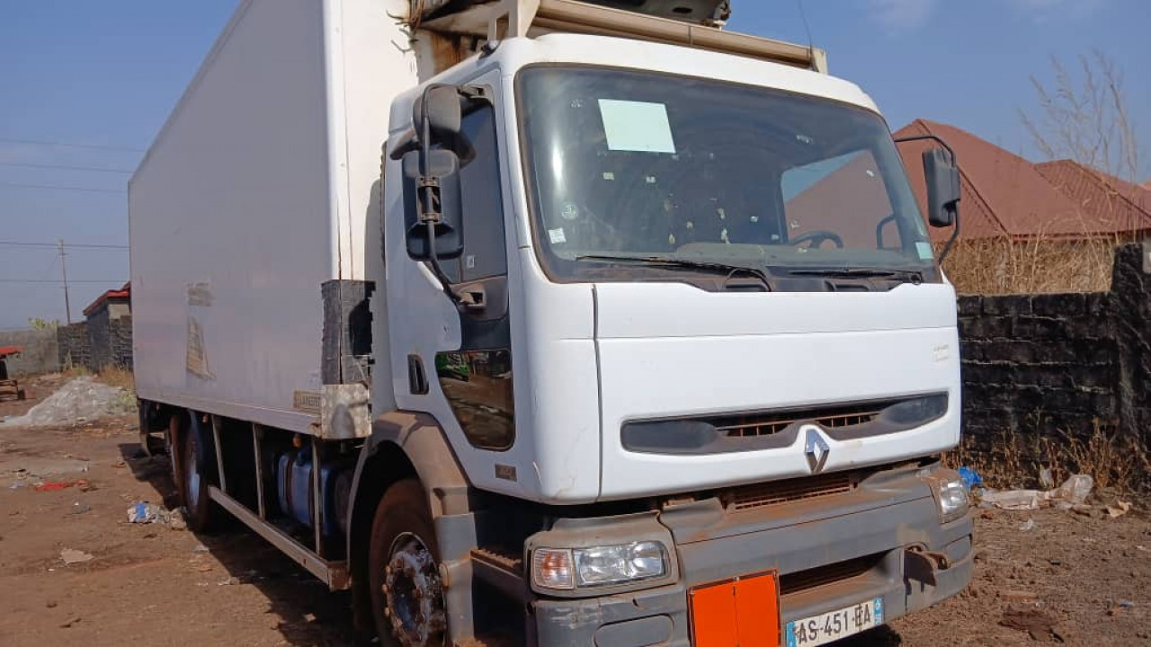 CAMIONS FRIGORIFIQUE RENAULT, Camions - Autobus, Conakry