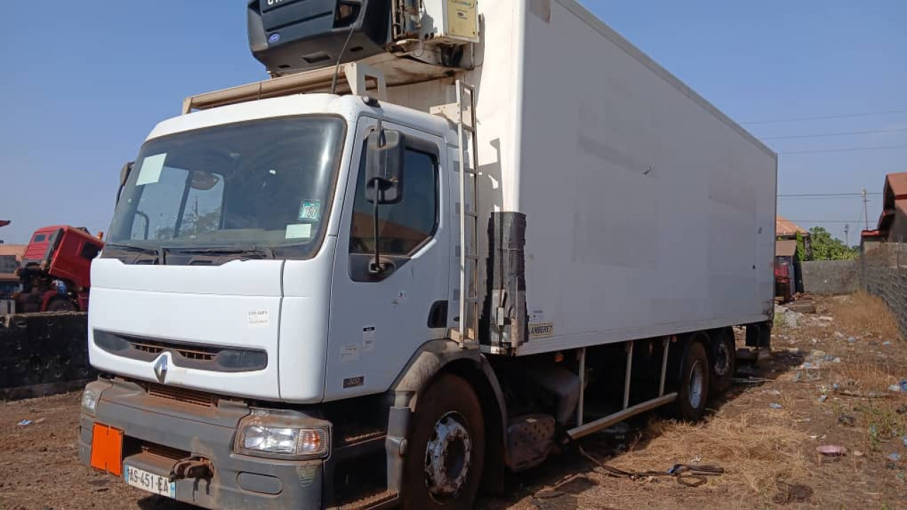 CAMIONS FRIGORIFIQUE RENAULT, Camions - Autobus, Conakry