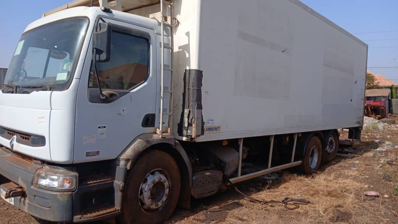 CAMIONS FRIGORIFIQUE RENAULT, Camions - Autobus, Conakry