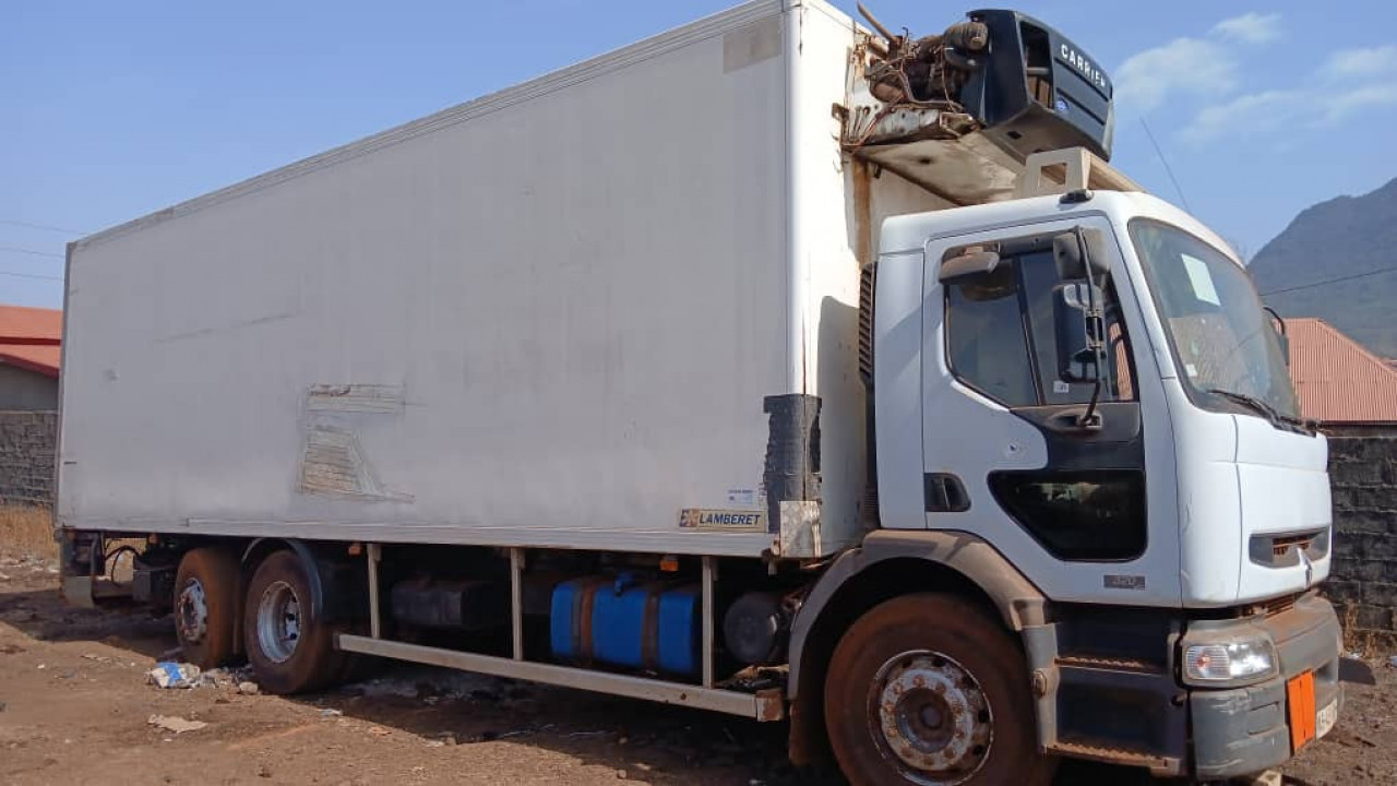 CAMIONS FRIGORIFIQUE RENAULT, Camions - Autobus, Conakry