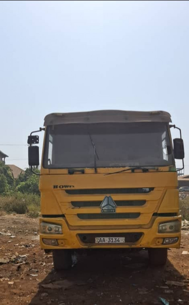 CAMION HOWO BENNE 10 ROUES, Camions - Autobus, Conakry