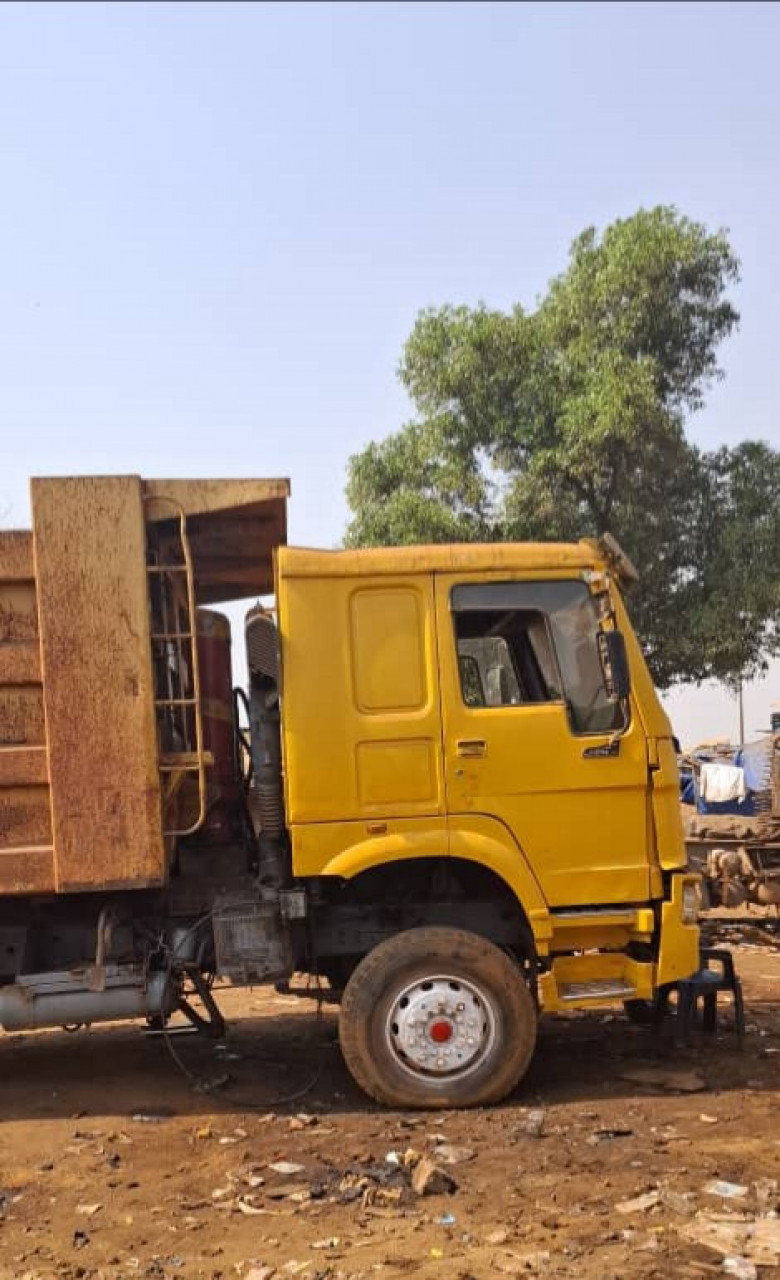 CAMION HOWO BENNE 10 ROUES, Camions - Autobus, Conakry