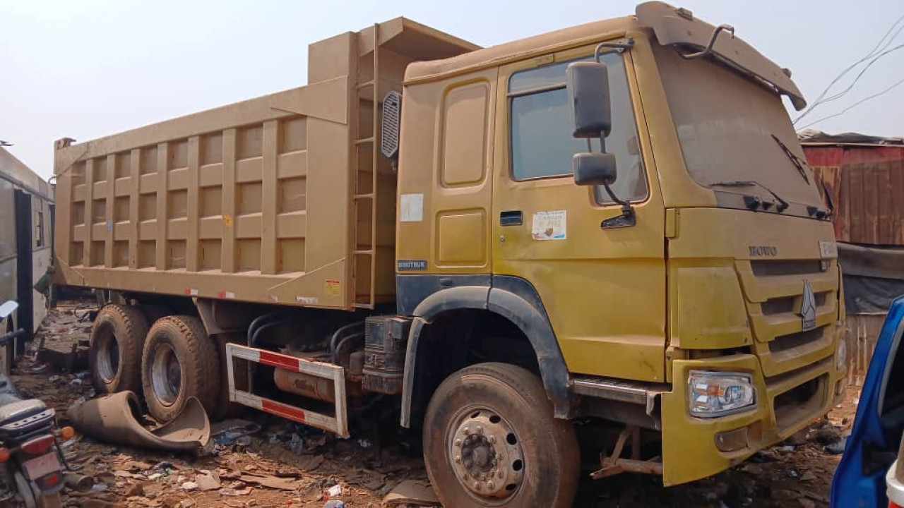 CAMION HOWO 10 ROUES, Camions - Autobus, Conakry