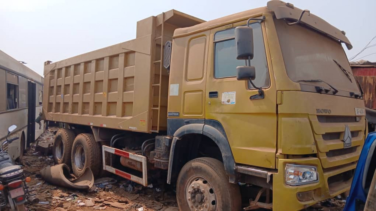 CAMION HOWO 10 ROUES, Camions - Autobus, Conakry