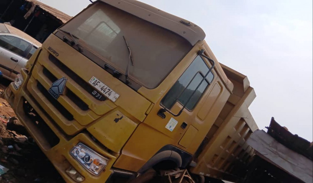 CAMION HOWO 10 ROUES, Camions - Autobus, Conakry