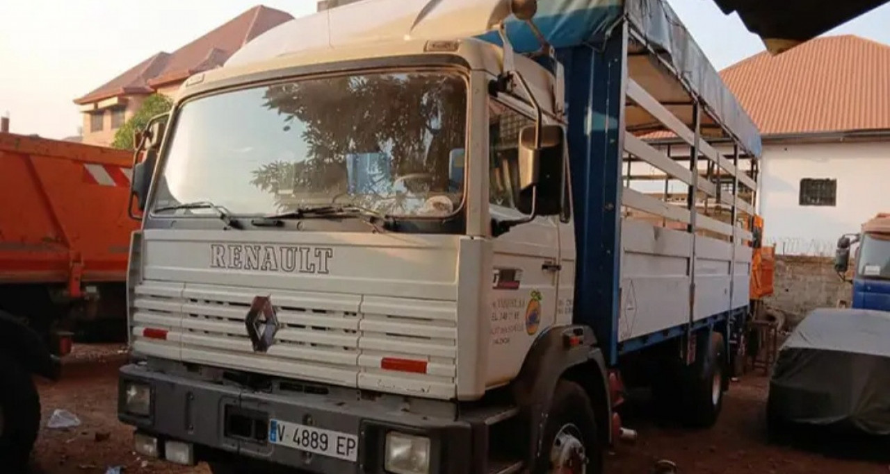 CAMION RENAULT 6 ROUES, Camions - Autobus, Conakry