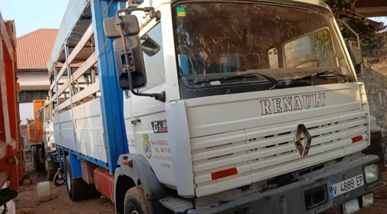 CAMION RENAULT 6 ROUES, Camions - Autobus, Conakry