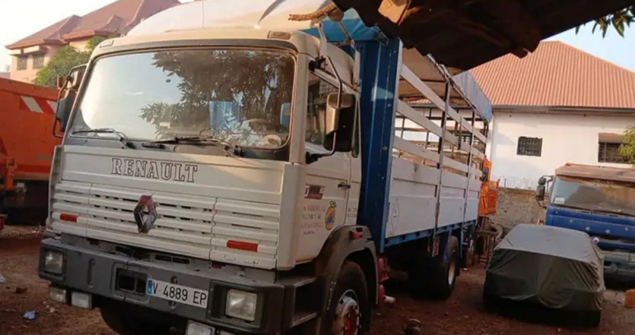 CAMION RENAULT 6 ROUES, Camions - Autobus, Conakry