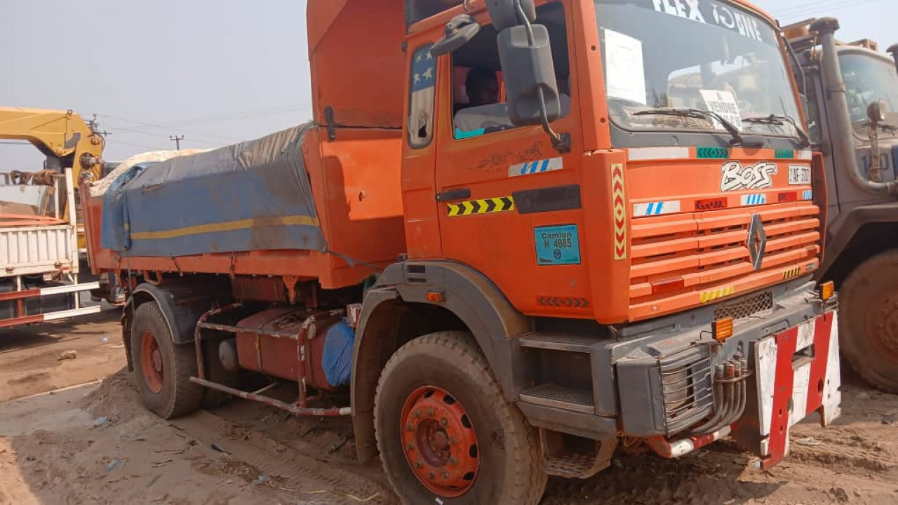 CAMION RENAULT BENNE 6 ROUES, Camions - Autobus, Conakry