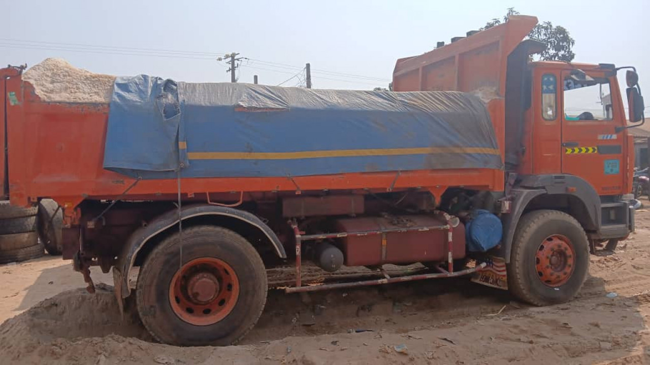 CAMION RENAULT BENNE 6 ROUES, Camions - Autobus, Conakry