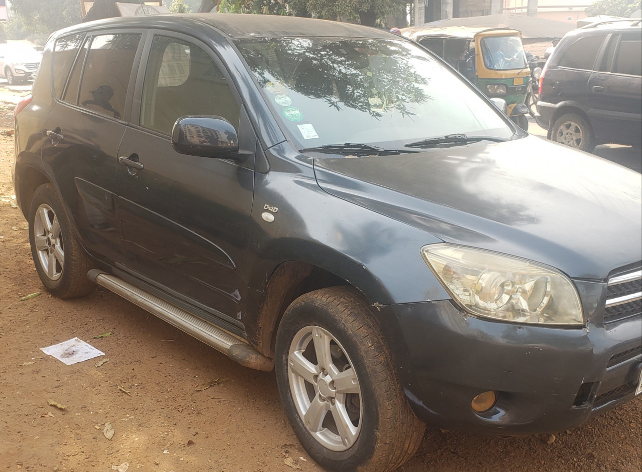 TOYOTA RAV4 DIESEL MANUEL CLIMATISÉE, Voitures, Conakry