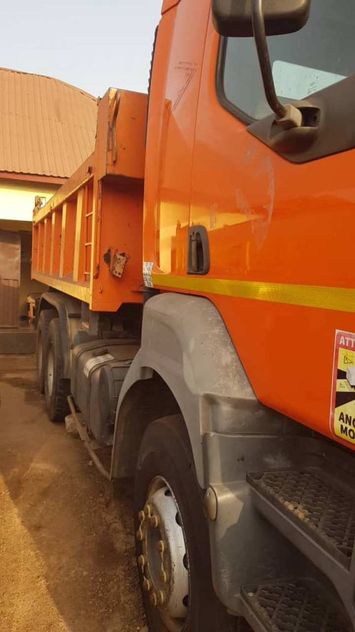 RENAULT KERAX SORTIE PORT 10 ROUES, Camions - Autobus, Conakry