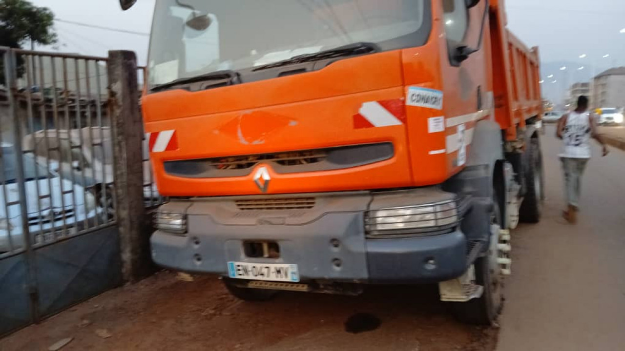 CAMION RENAULT KERAX 10 ROUES SORTIE PORT, Camions - Autobus, Conakry