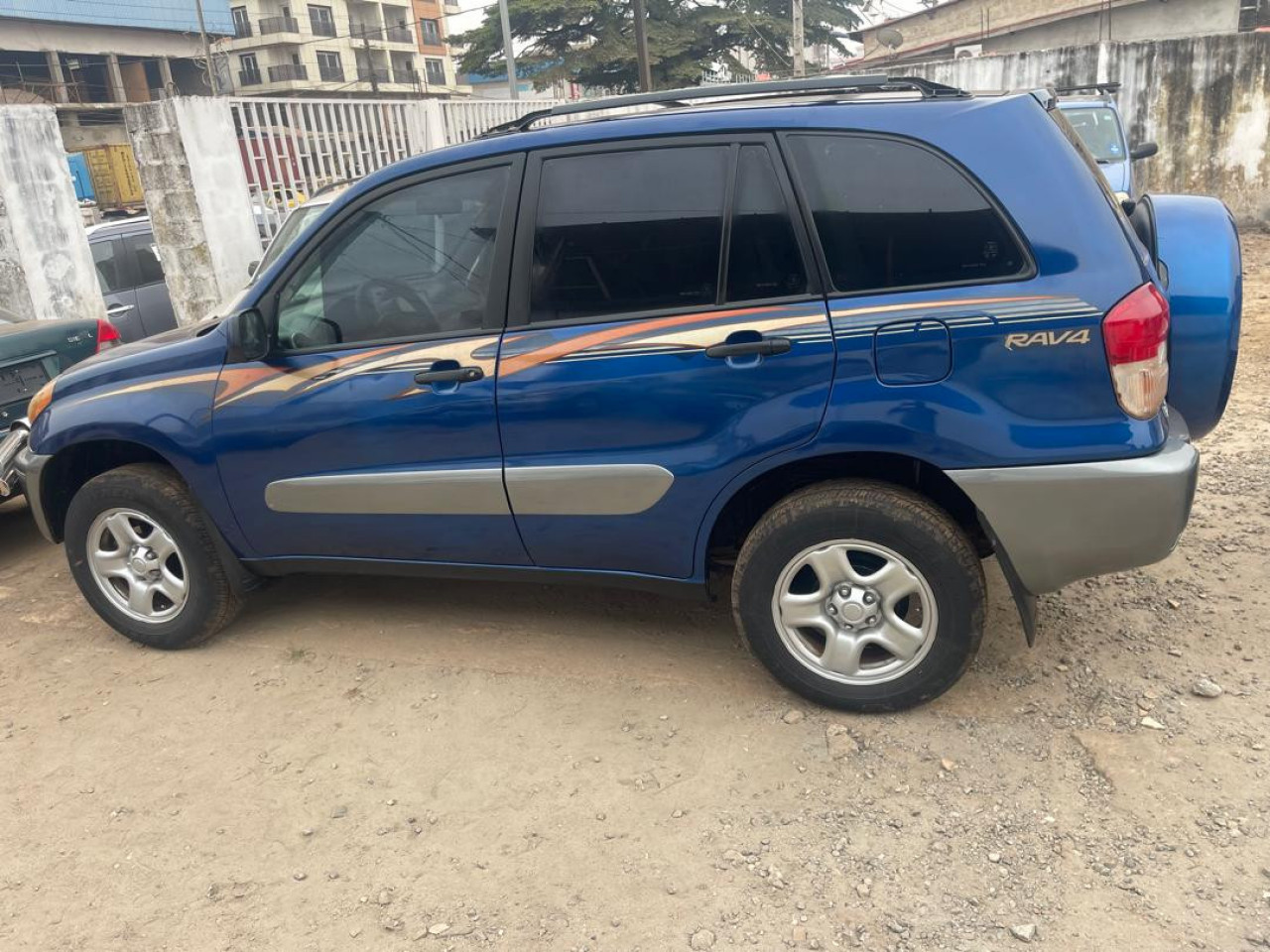 TOYOTA RAV4 INTERMÉDIAIRE, Voitures, Conakry