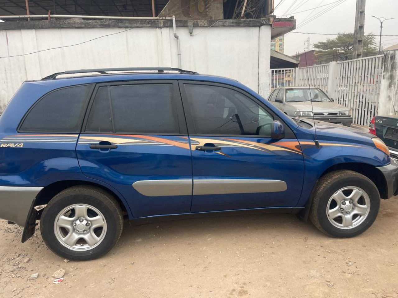 TOYOTA RAV4 INTERMÉDIAIRE, Voitures, Conakry