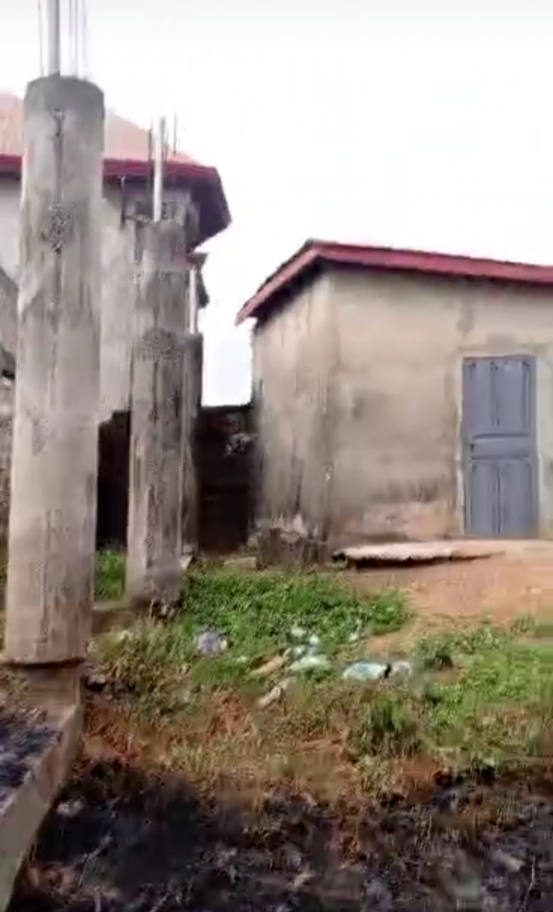 Maison inachevée, Maisons, Conakry