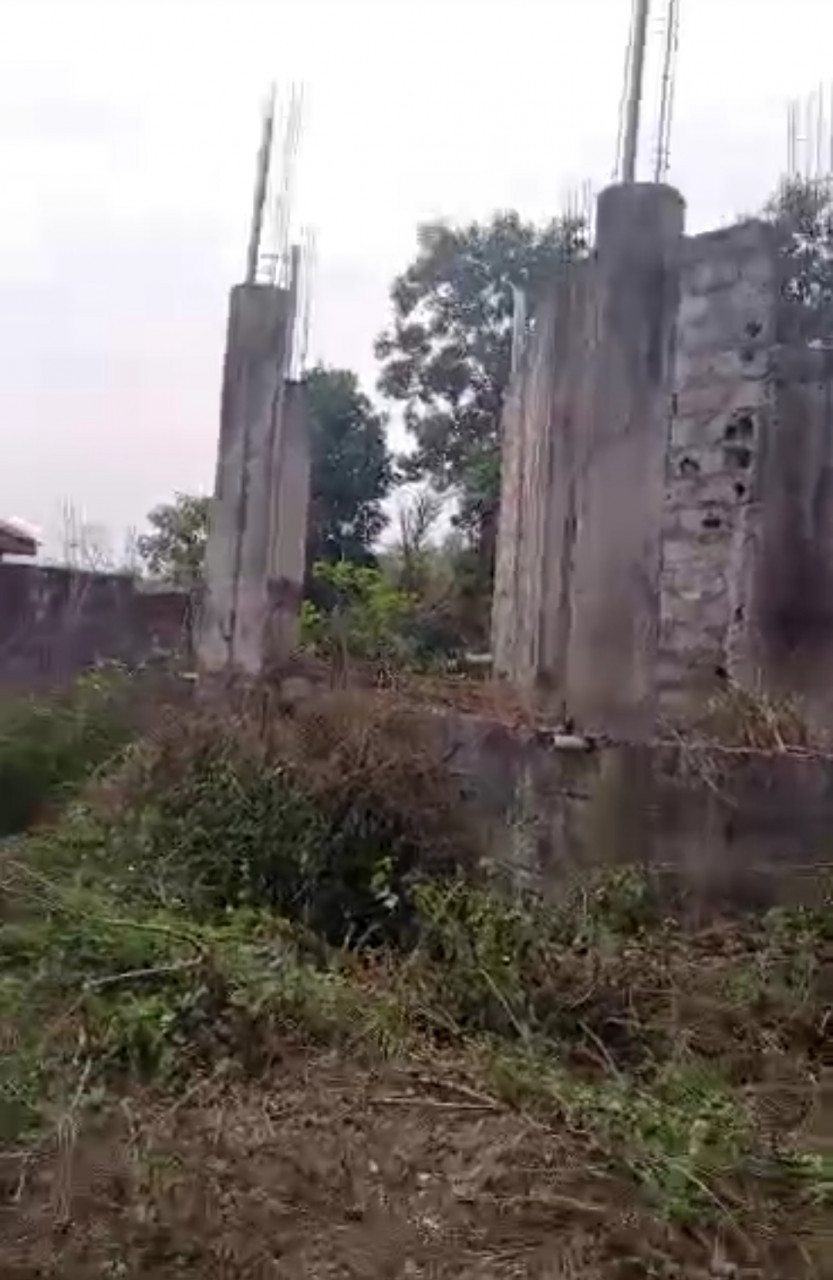 Maison inachevée, Maisons, Conakry