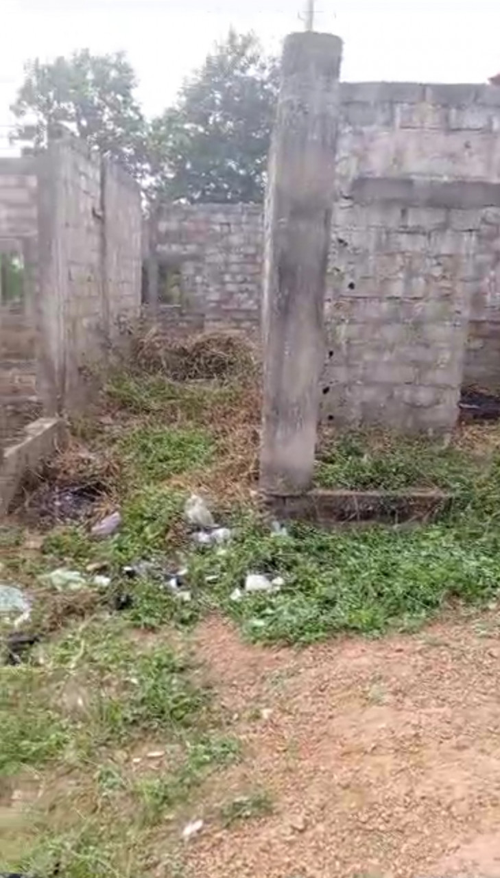 Maison inachevée, Maisons, Conakry