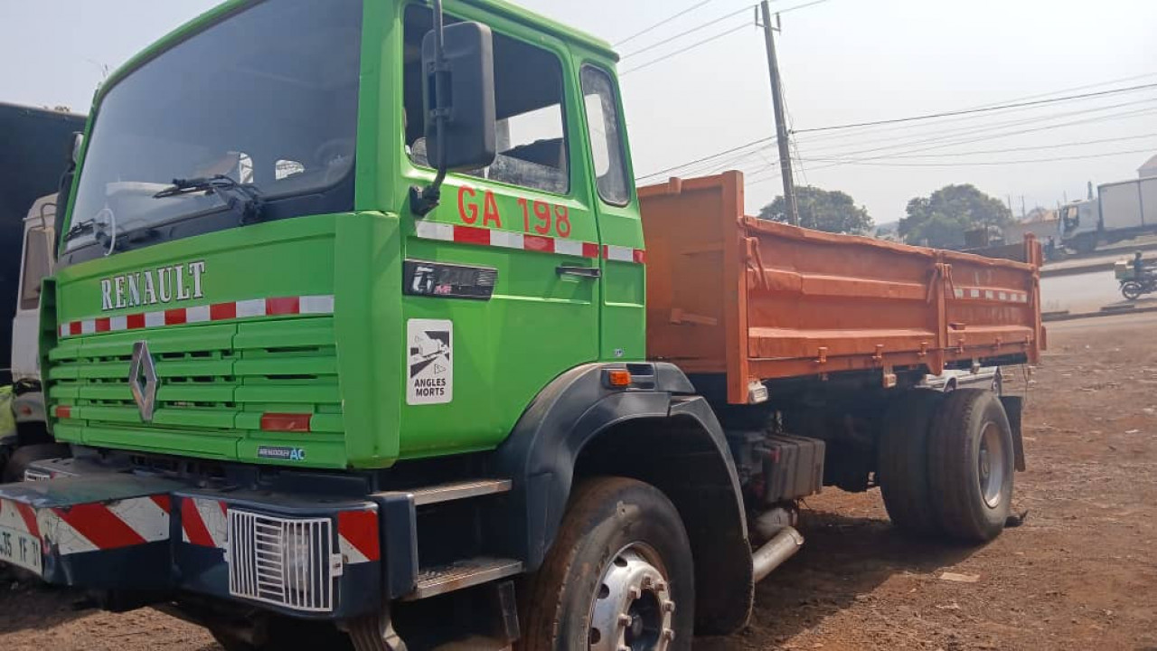 CAMION 6 ROUES RENAULT MANAGER SORTIE PORT, Camions - Autobus, Conakry