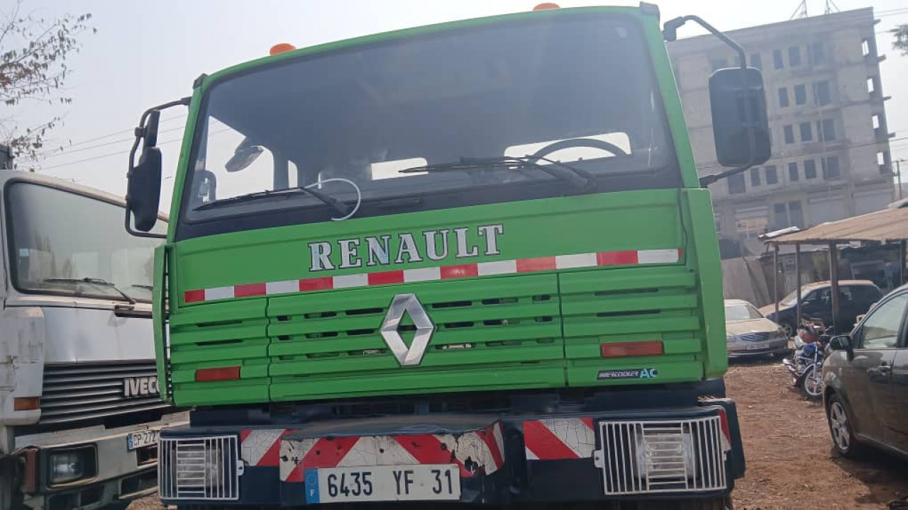 CAMION 6 ROUES RENAULT MANAGER SORTIE PORT, Camions - Autobus, Conakry