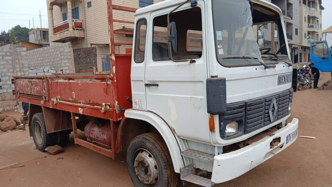 CAMIONS 6 ROUES RENAULT SORTIE PORT, Camions - Autobus, Conakry