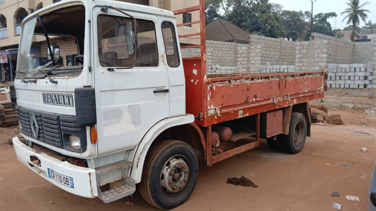 CAMIONS 6 ROUES RENAULT SORTIE PORT, Camions - Autobus, Conakry