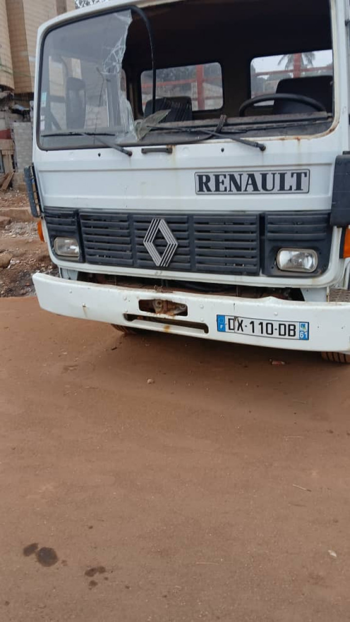 CAMIONS 6 ROUES RENAULT SORTIE PORT, Camions - Autobus, Conakry