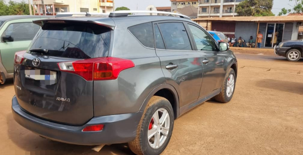 TOYOTA RAV4 AUTOMATIQUE ESSENCES CLIMATISÉE, Voitures, Conakry