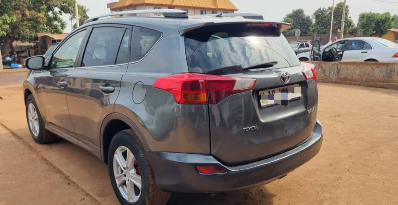 TOYOTA RAV4 AUTOMATIQUE ESSENCES CLIMATISÉE, Voitures, Conakry